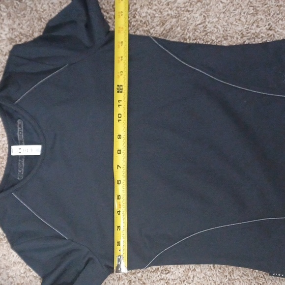 UNDER ARMOUR "fitted" activewear, crew neck, pullover" black top. Size XS. NWT - Picture 5 of 14